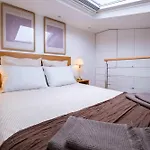 Floor Parisian Gem Views & Balcony アパート パリ