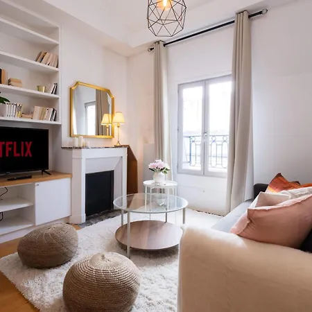 아파트 Floor Parisian Gem Views & Balcony *