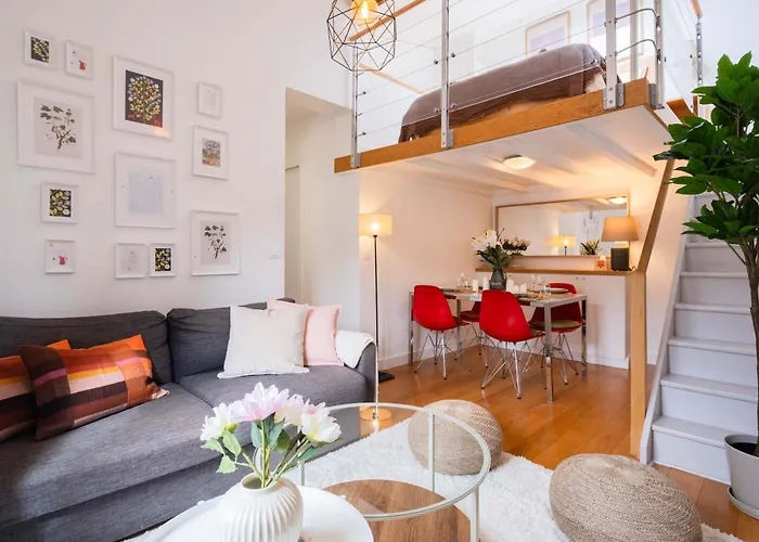 Floor Parisian Gem Views & Balcony 파리
