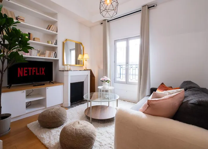 아파트 Floor Parisian Gem Views & Balcony *