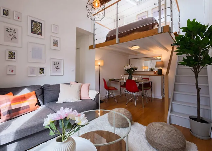 Floor Parisian Gem Views & Balcony 아파트 파리