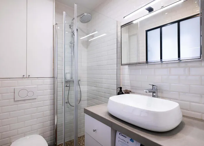 Floor Parisian Gem Views & Balcony 아파트 파리