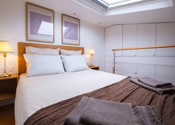 Floor Parisian Gem Views & Balcony 아파트 파리