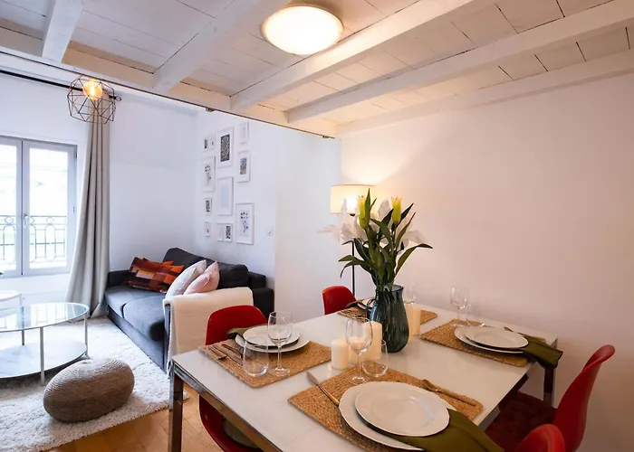 Floor Parisian Gem Views & Balcony 아파트 *